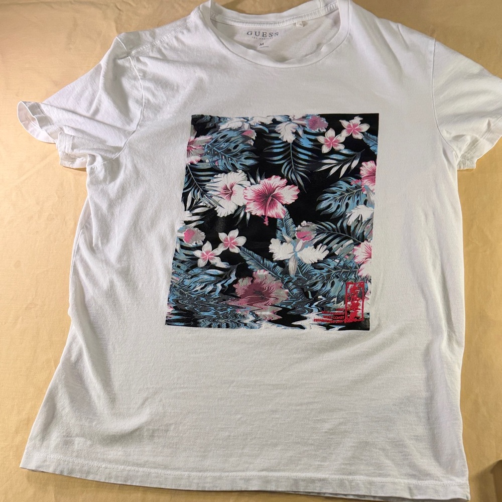 Guess T-shirt white with a floral print on the front short sleeve